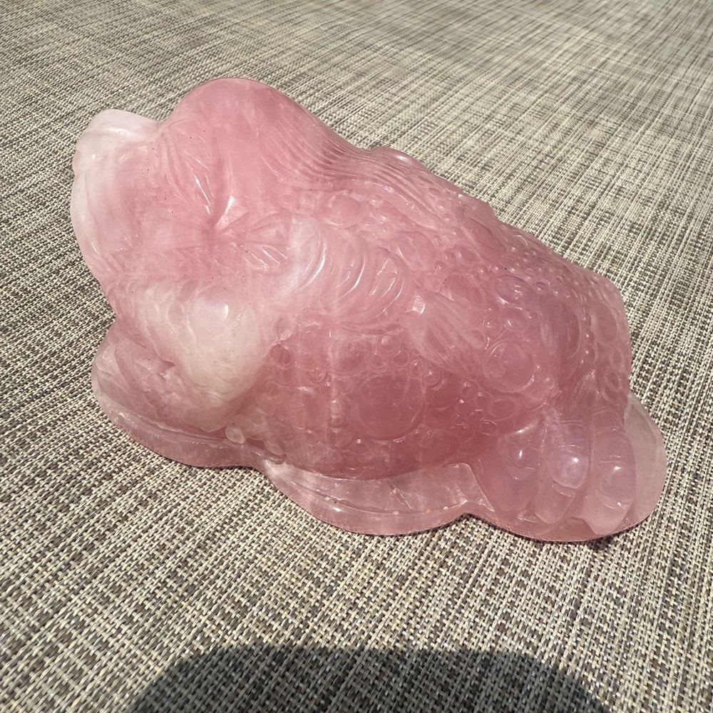 (D) Money Toad feng shui Rose Quartz Lucky Carved Stone Carved Stone Frog XL - Picture 4 of 6